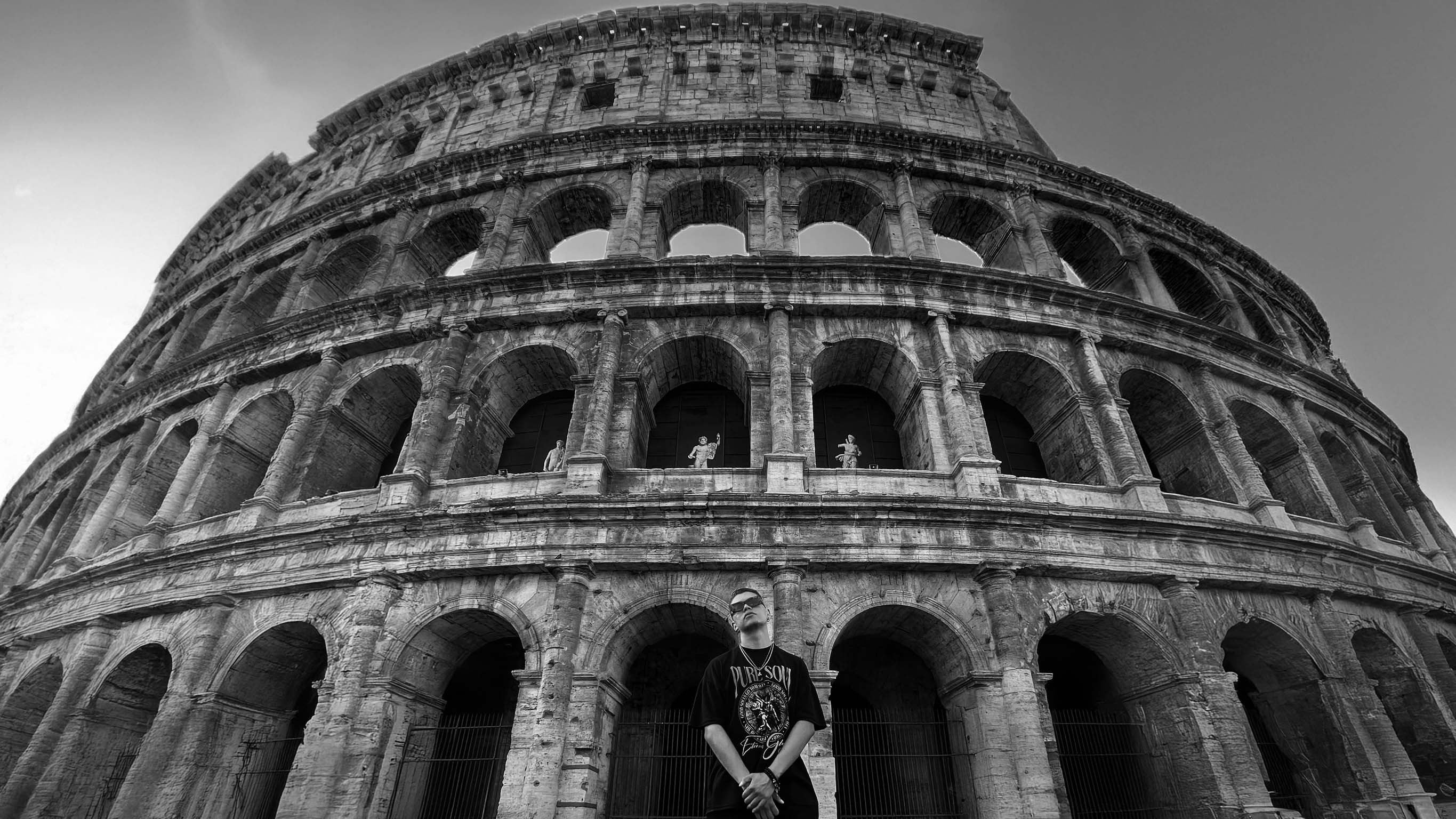 D’Leo at the Colosseum, Rome — black and white